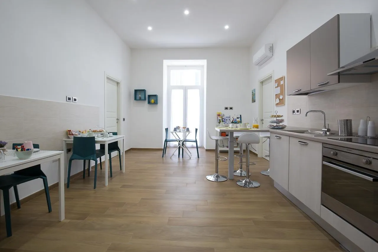 נאפולי Musto Suites & Rooms לינה וארוחת בוקר