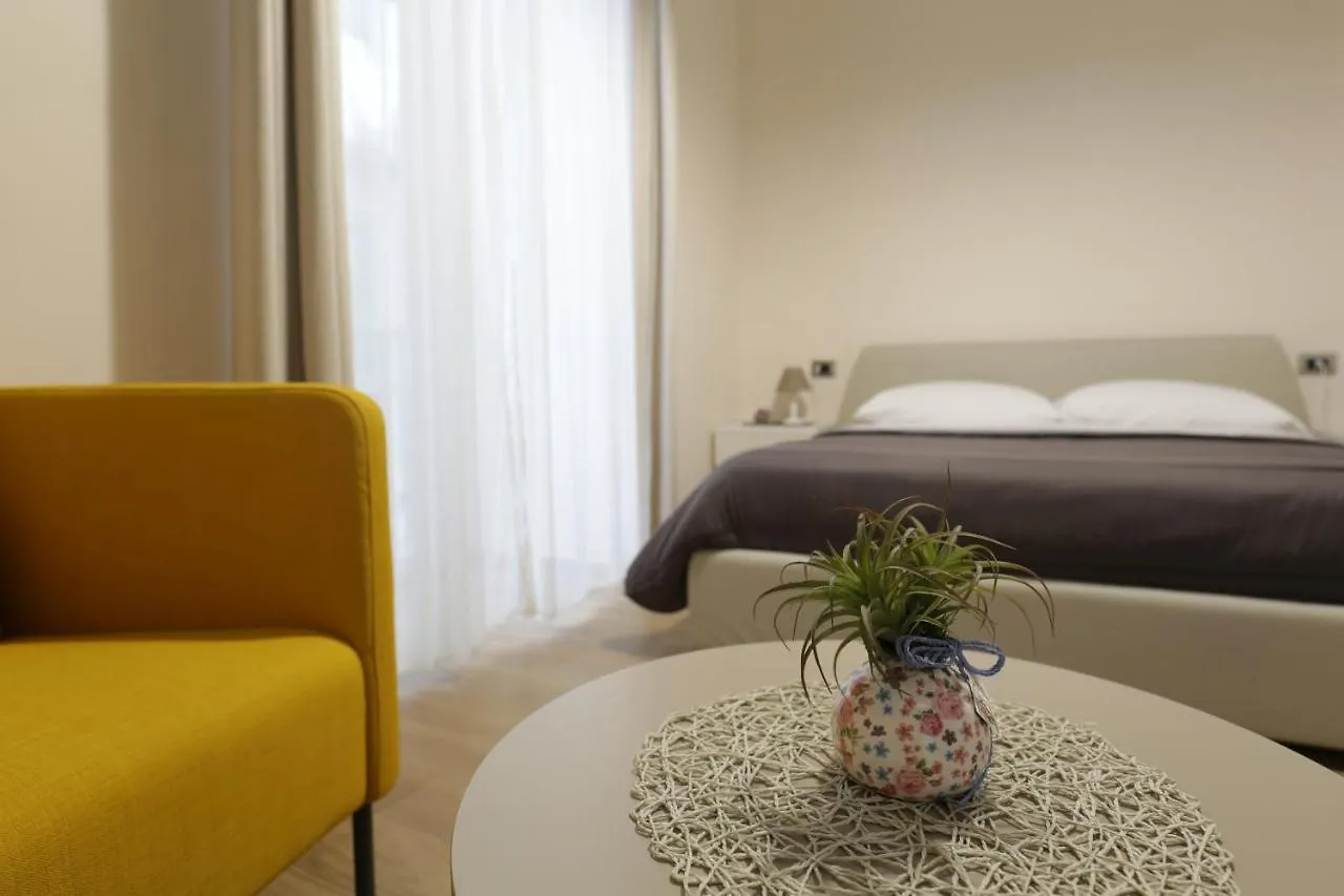 נאפולי Musto Suites & Rooms 2*,